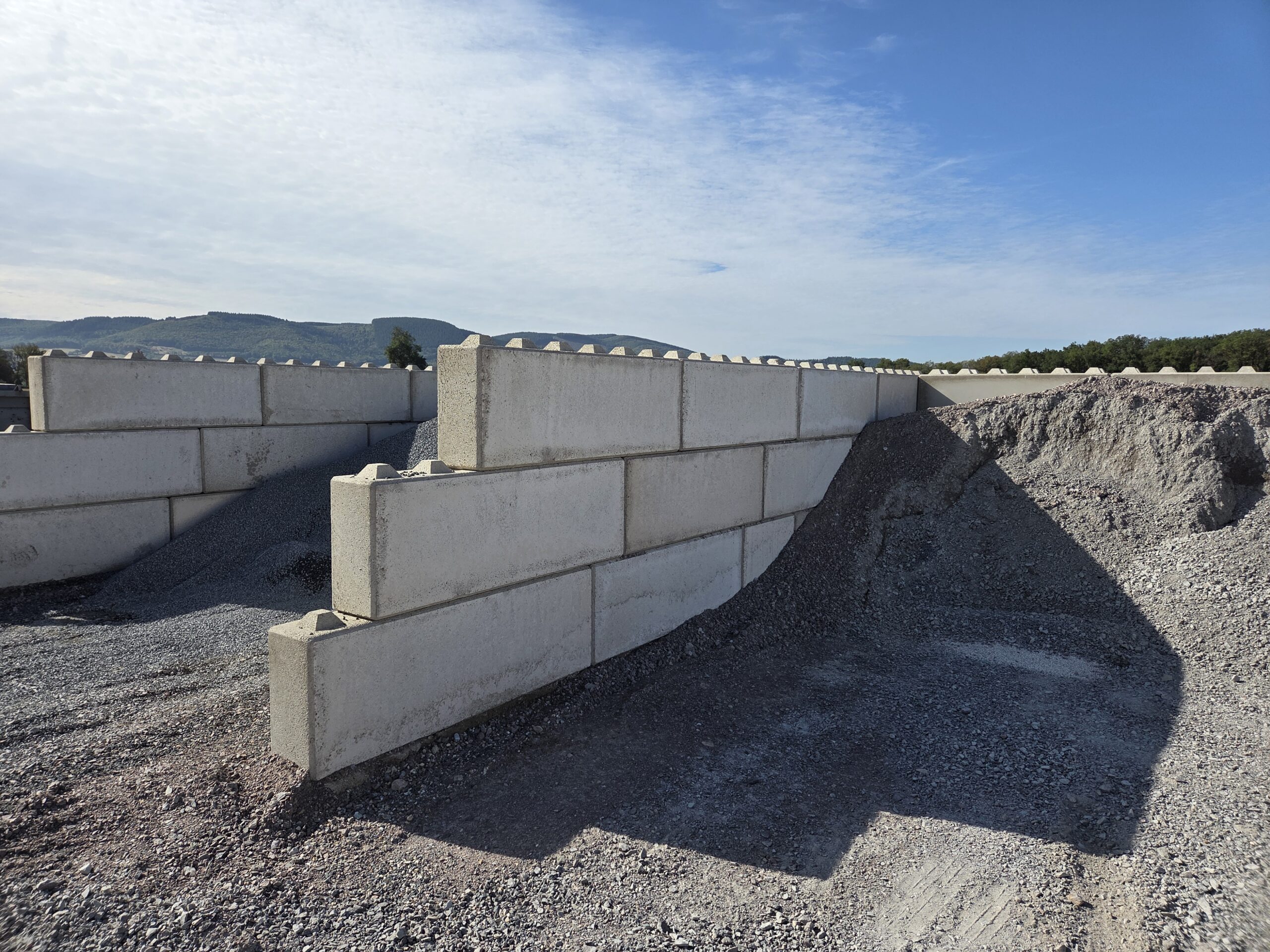 Blocs béton Lego Selfbéton Autun — silos de stockage granulats